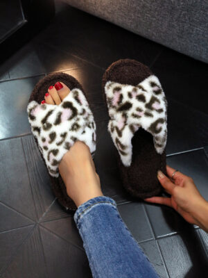 O1CN01QCUJpf1gaPwgyZRyq_!!6000000004158-0-cib Faux Fur Soft Women's Slippers-White and Black