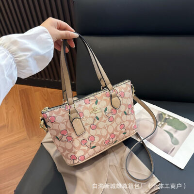O1CN01nlev1P1LJNGuPfBsj_!!6000000001278-0-cib Retro Print Shoulder Bag-Khaki Cherry